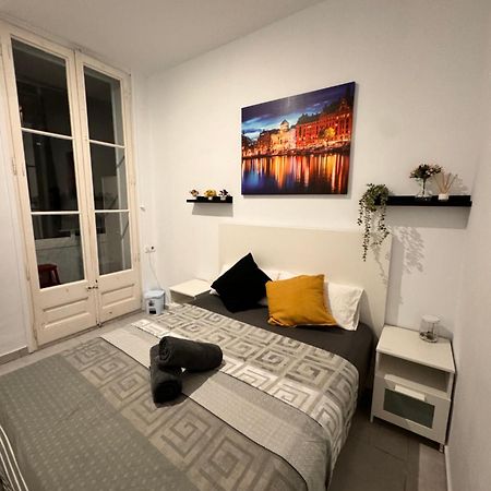 Rooms In Spacious Apartment In City Center Барселона Экстерьер фото