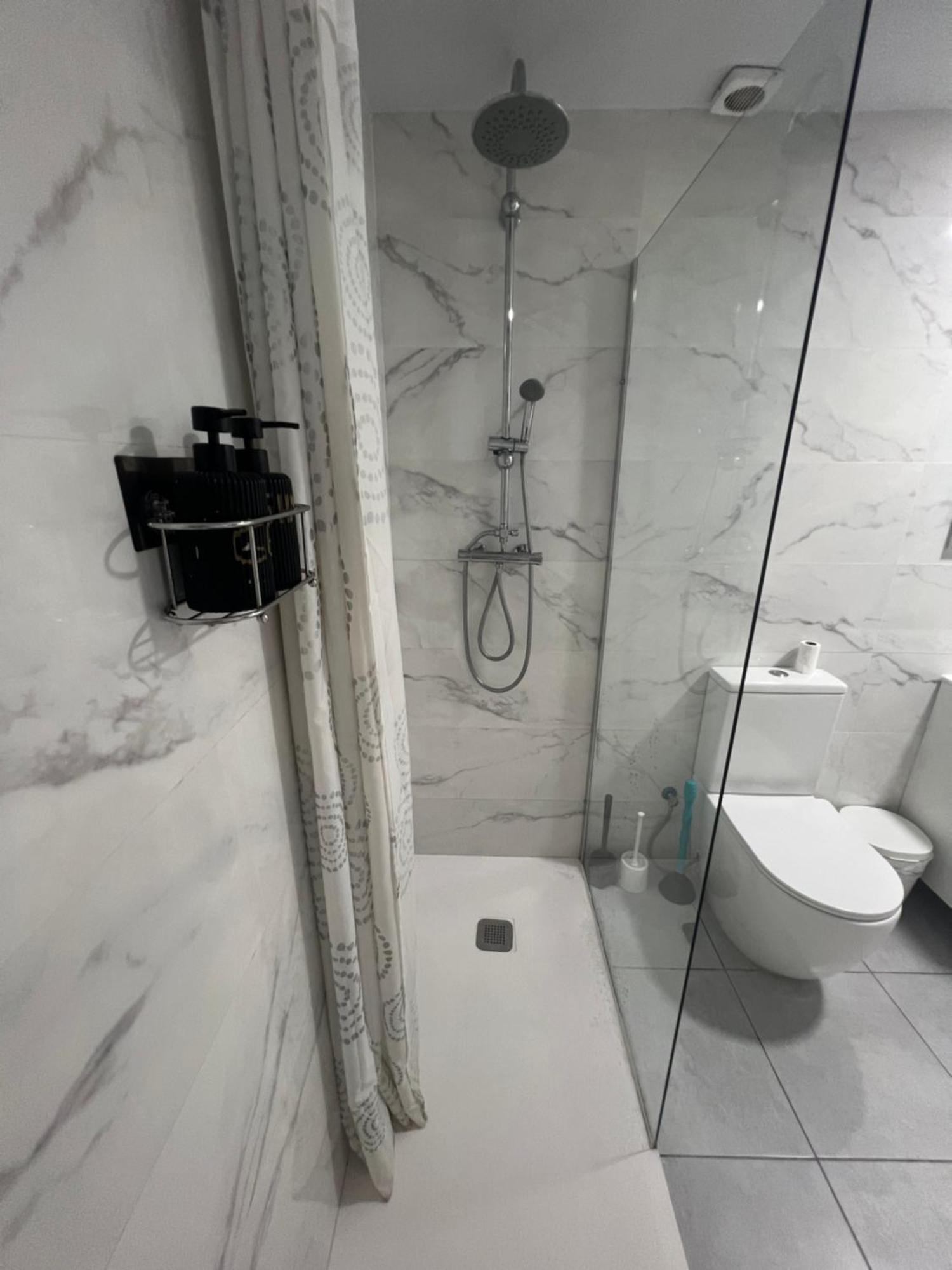 Rooms In Spacious Apartment In City Center Барселона Экстерьер фото