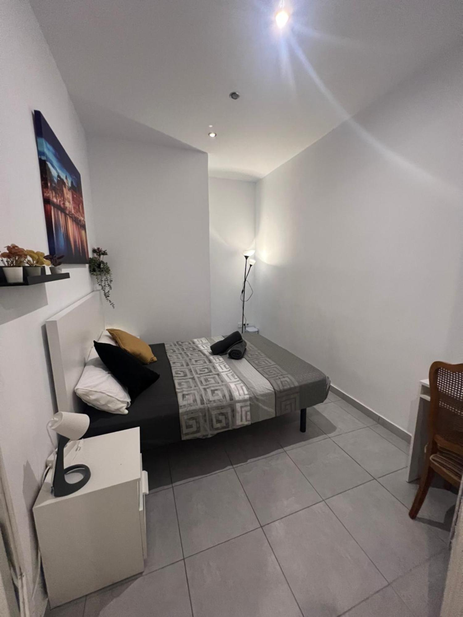 Rooms In Spacious Apartment In City Center Барселона Экстерьер фото