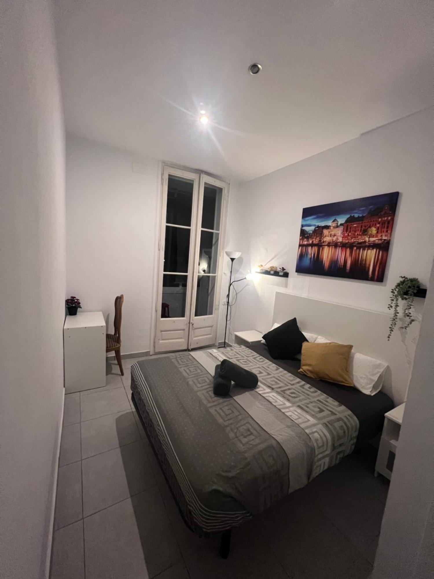 Rooms In Spacious Apartment In City Center Барселона Экстерьер фото