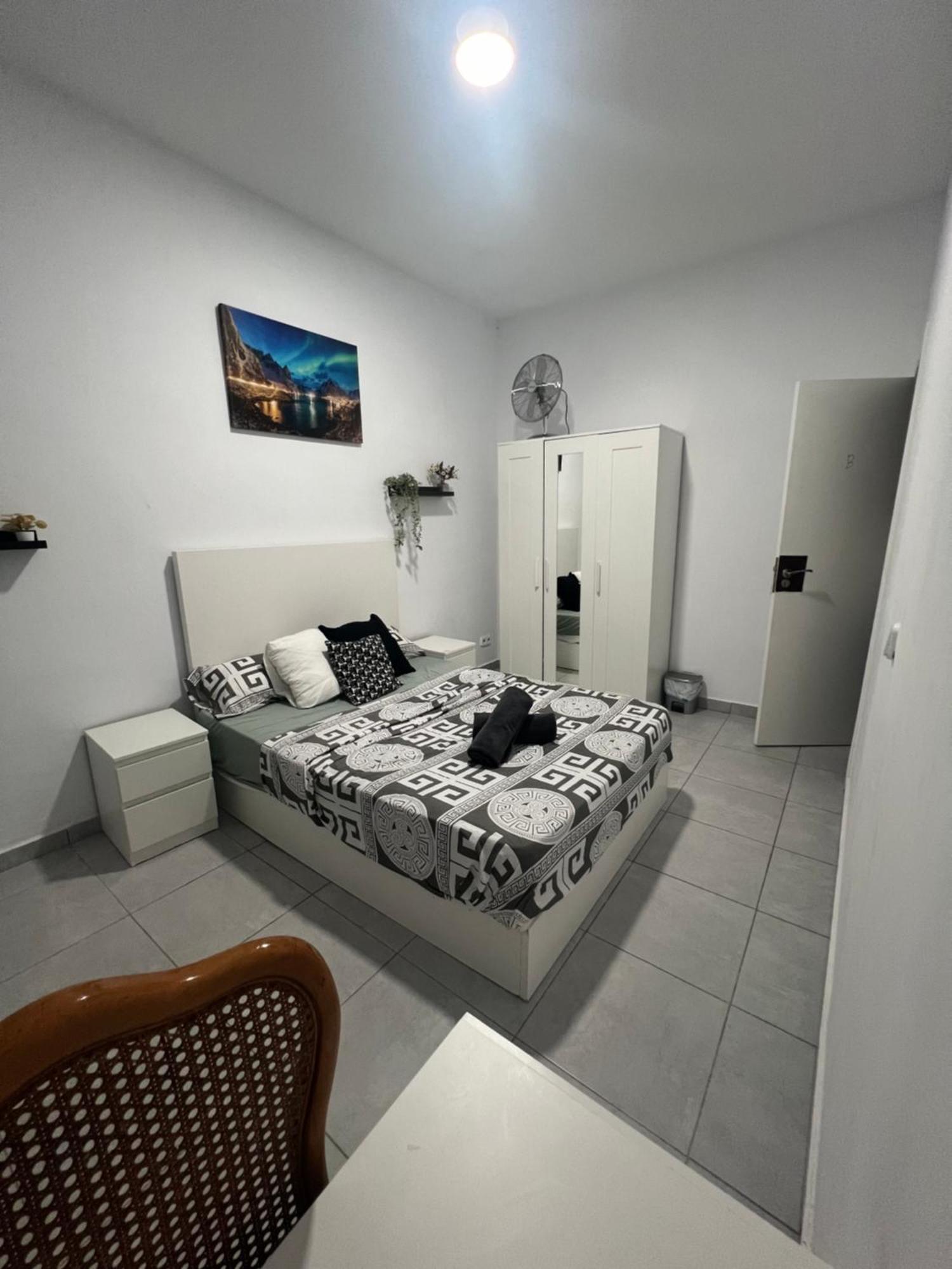 Rooms In Spacious Apartment In City Center Барселона Экстерьер фото