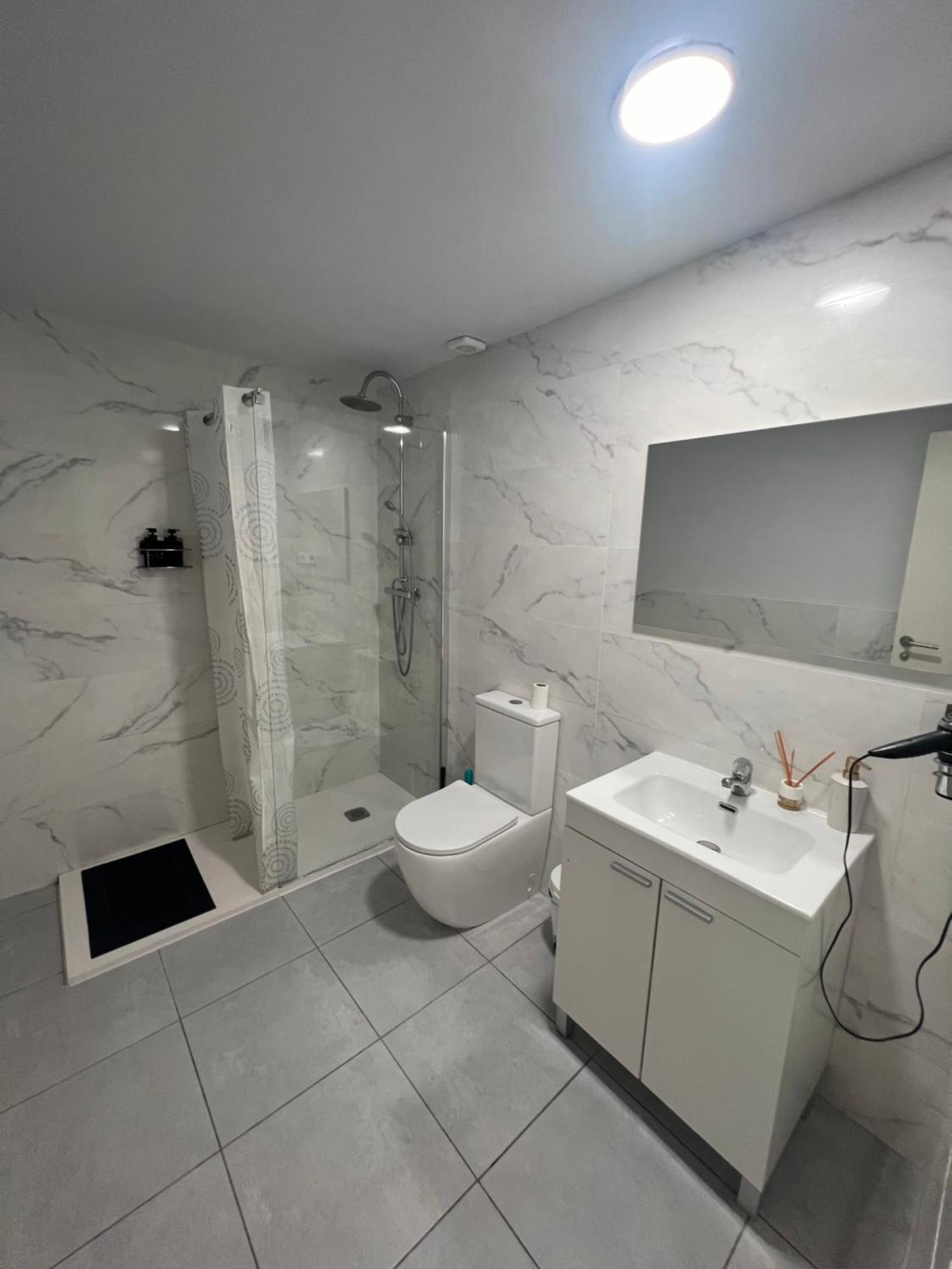 Rooms In Spacious Apartment In City Center Барселона Экстерьер фото