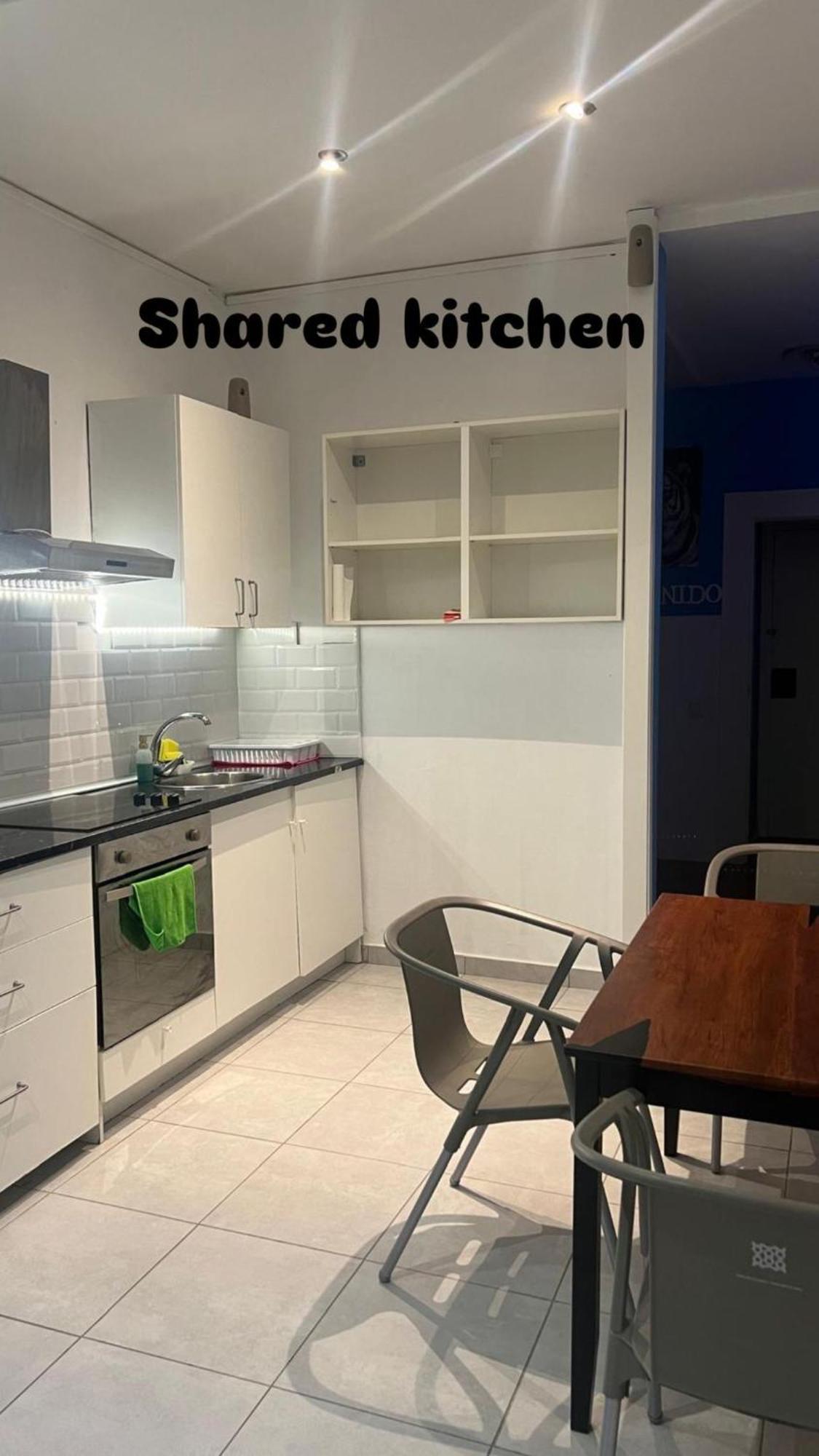 Rooms In Spacious Apartment In City Center Барселона Экстерьер фото
